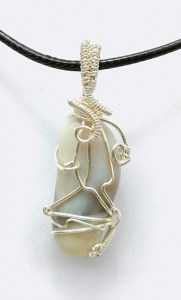 bijoux-alex-yell-monsi-collier-pendentif-pierres-naturelles-pierre-de-lune.jpg